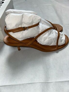 Schutz Helene light brown strap short heeled sandal NIB size 10B